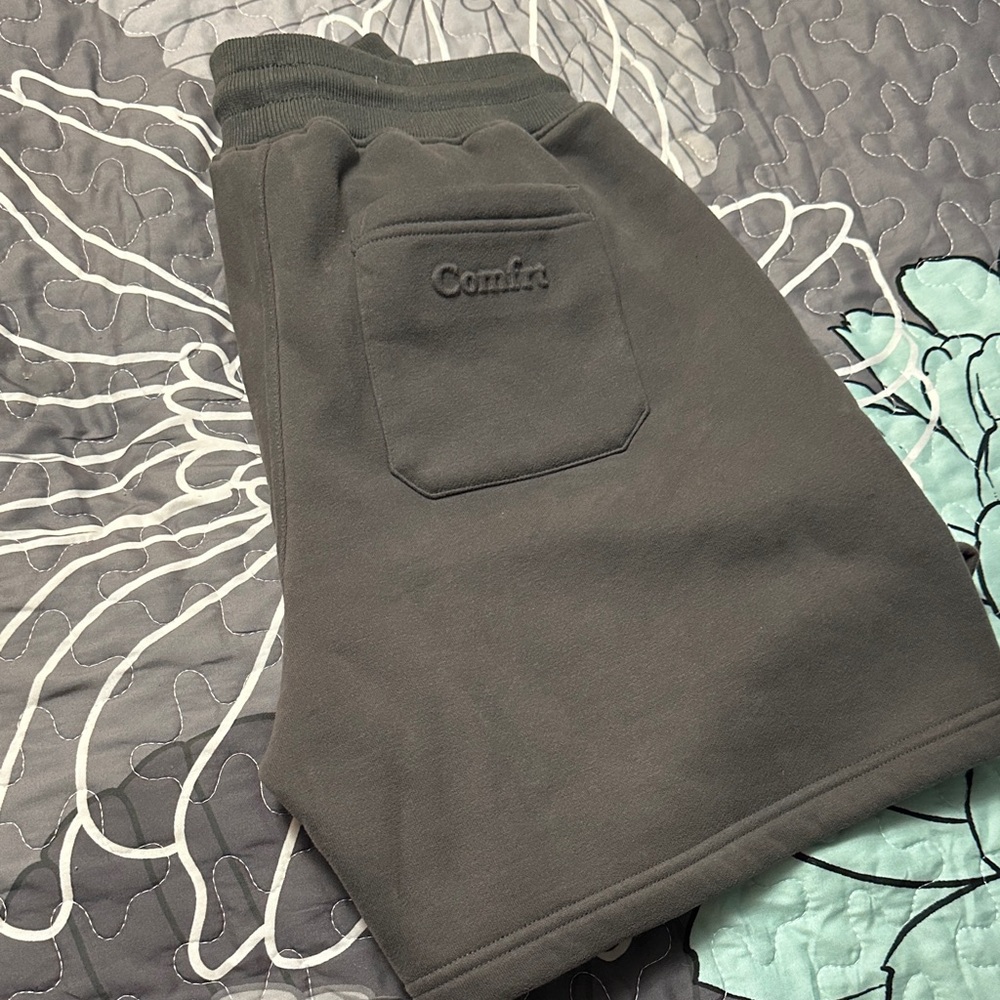COMFRT SHORTS longer style SMALL